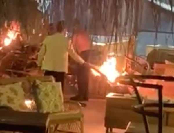 土耳其酒吧老板放火烧店 英国游客尖叫逃生