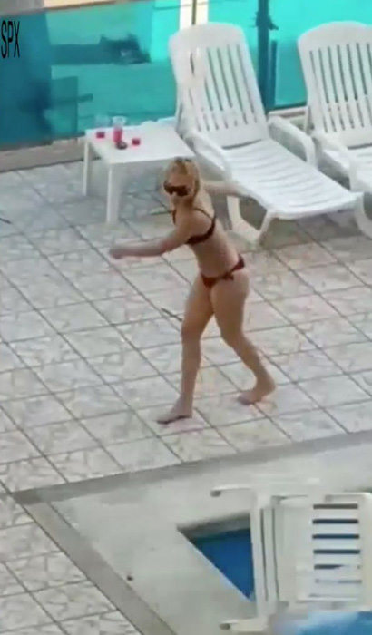 女子在西班牙一酒店撒泼 将泳池边长椅尽数扔进水