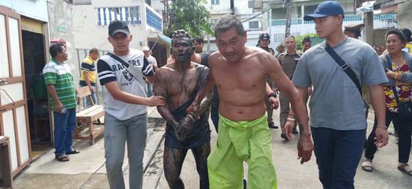 泰国一毒贩逃避抓捕钻进下水道 被困24小时险丧命