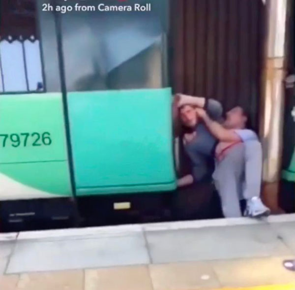 英国两男子火车站搏斗时跌入站台与列车缝隙