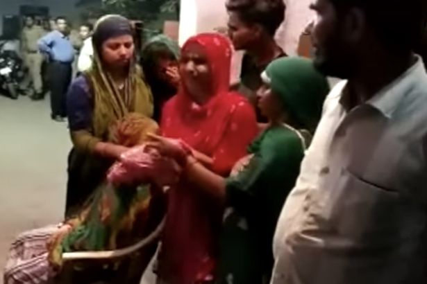 印度一怀孕女子被6名男子踢流产 带胎儿尸体至警局起诉