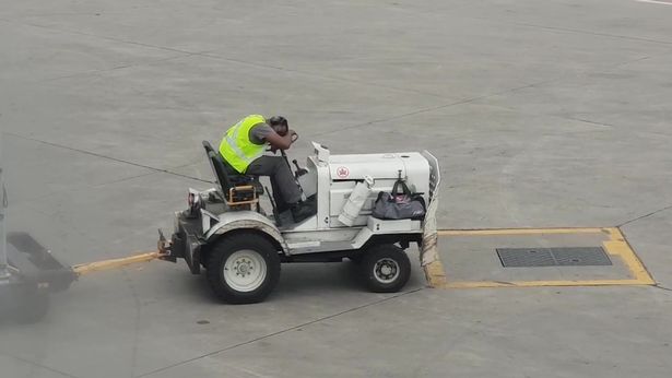 加拿大多伦多机场一男子工作时睡着 被飞机上乘客拍下