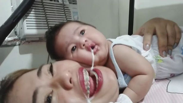 菲律宾19岁女子与2月大侄女自拍 婴儿吐奶流进姑姑嘴里