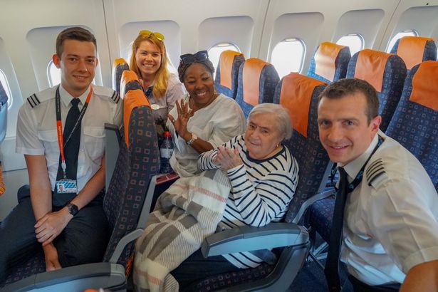 英国95岁老太第一次坐飞机 梦想成真心满意足