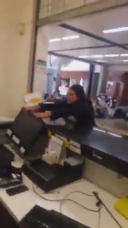 哥伦比亚机场一女子误机 愤怒砸掉机场电脑被捕