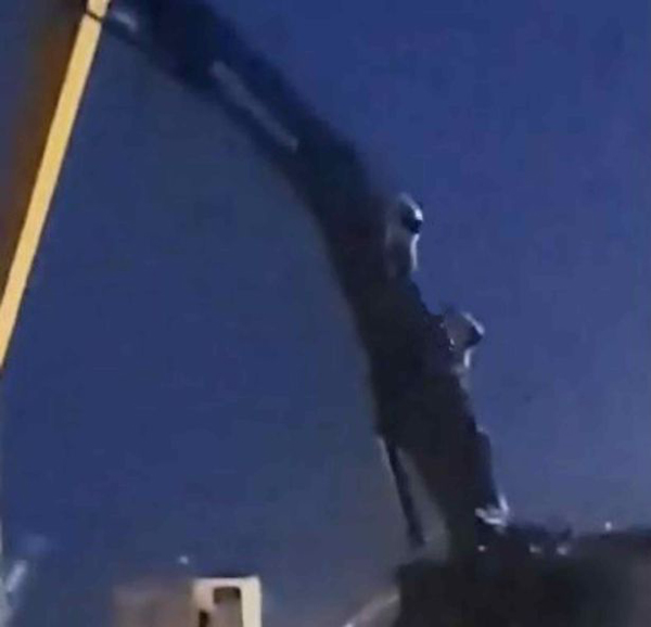 英两男子为拍视频爬上30米高起重机跳水 愚蠢行为遭抨击