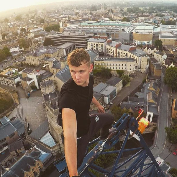 英国19岁冒险家徒手爬上伦敦碎片大厦 高309米用时45分钟