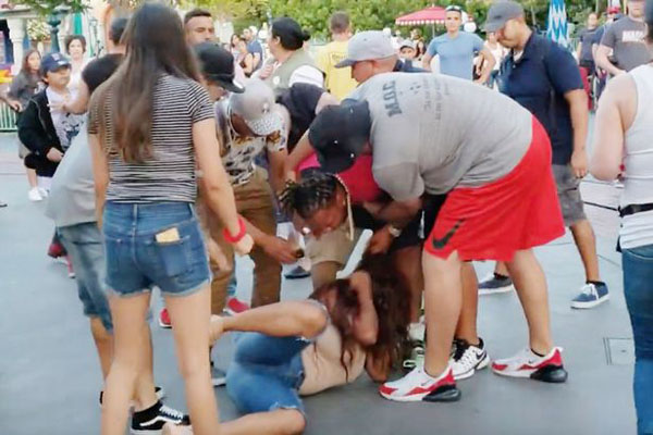 美加州迪士尼乐园发生暴力斗殴 乐园称绝不原谅