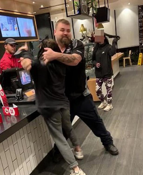 澳大利亚一少女快餐店“撒泼” 对店员拳打脚踢