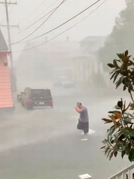 美国新奥尔良市山洪爆发 居民被迫在洪水中游泳