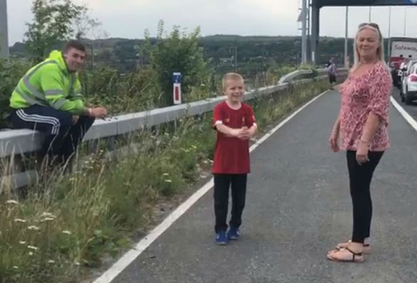 英一家庭外出遇大堵车 高速公路上为9岁男孩过生日