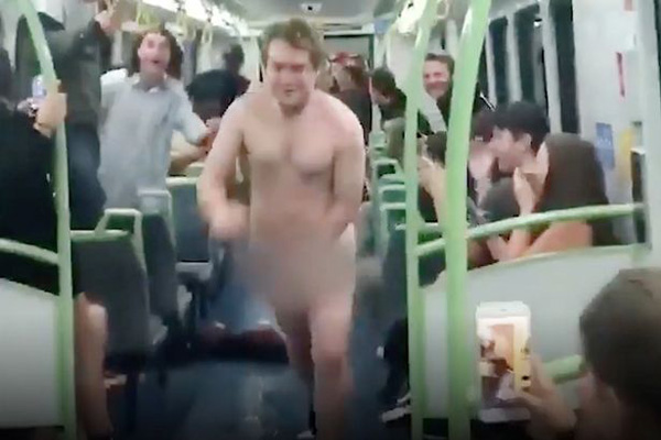 澳大利亚一男子地铁内赤裸滑行 乘客欢呼