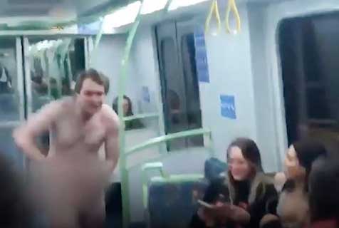 澳大利亚一男子地铁内赤裸滑行 乘客欢呼
