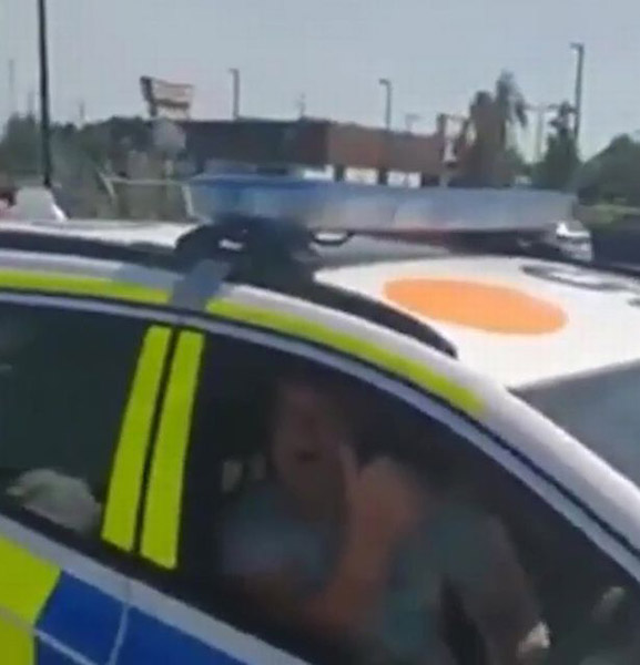英一男子趁警察忘拔钥匙开警车在停车场兜风