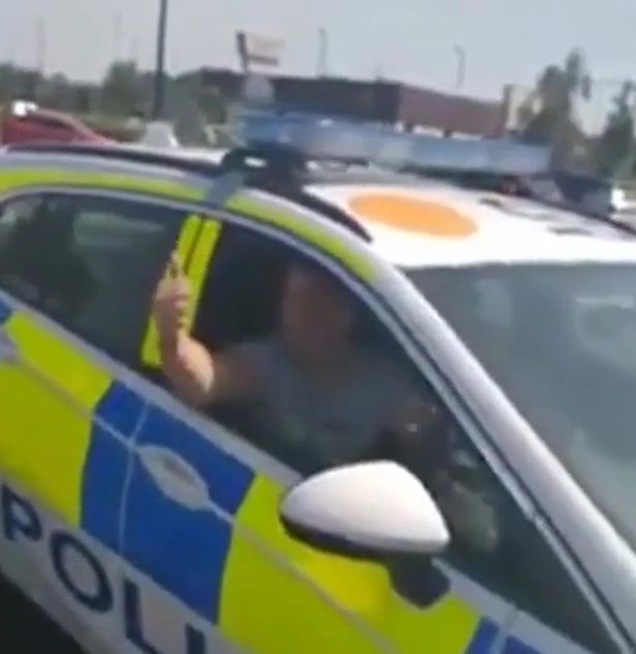英一男子趁警察忘拔钥匙开警车在停车场兜风