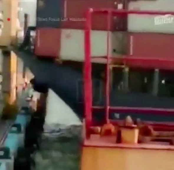 集装箱货轮撞塌起重机 印尼港口上演惊险一幕