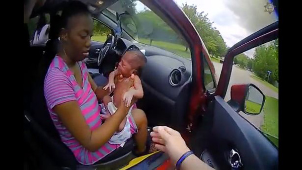 美警员逼停超速行驶车辆 挽救危在旦夕的婴儿