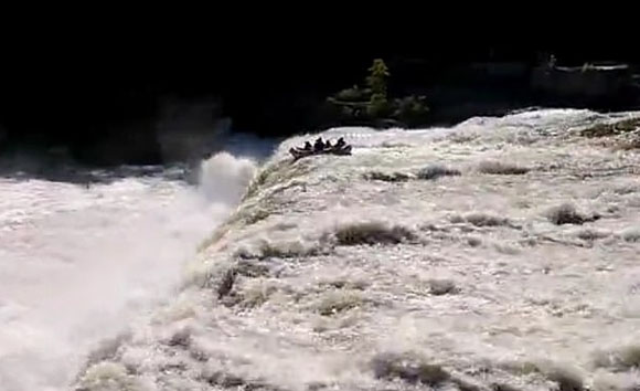 美国旅友乘橡皮艇漂流 无视警告坠落瀑布险丧命