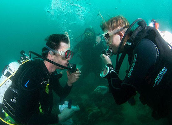 澳男子策划水下求婚 秘密学习潜水给女友惊喜