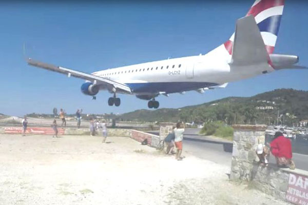 希腊机场降落时飞机离地太低 游客前来体验刺激