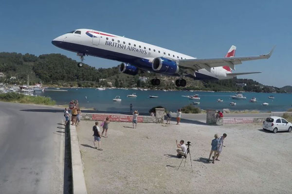 希腊机场降落时飞机离地太低 游客前来体验刺激