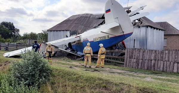 俄罗斯一飞机撞进民宅厨房 造成3名居民受伤