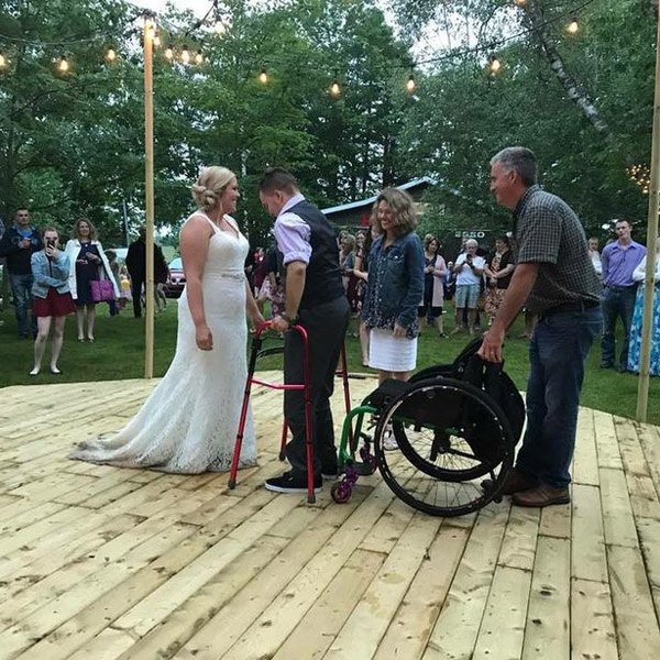 加拿大男子瘫痪五年 朋友婚礼上重新站起与新娘共舞