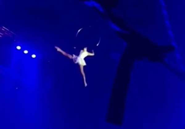 澳女杂技演员表演高空吊环 失手从11米高处坠地