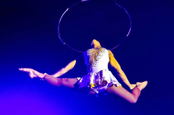 澳女杂技演员表演高空吊环 失手从11米高处坠地