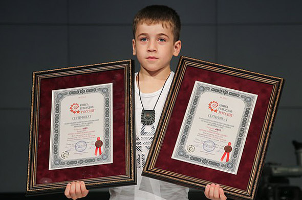 俄罗斯6岁男孩做4618个俯卧撑 创两项世界纪录