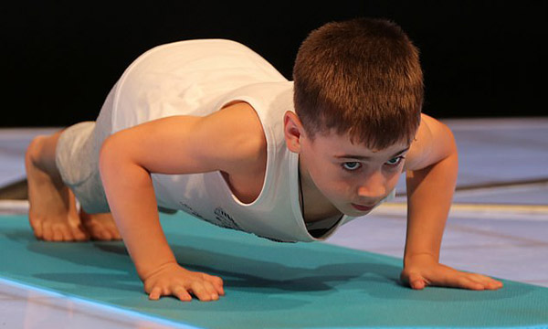 俄罗斯6岁男孩做4618个俯卧撑 创两项世界纪录