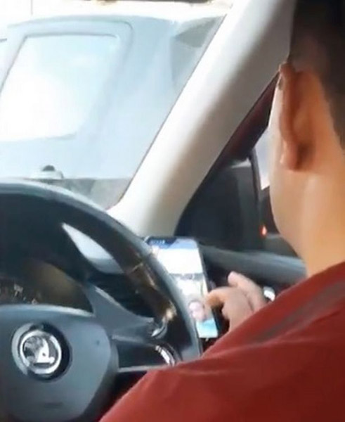 英女子乘出租车发现司机全程刷脸书 录视频曝光