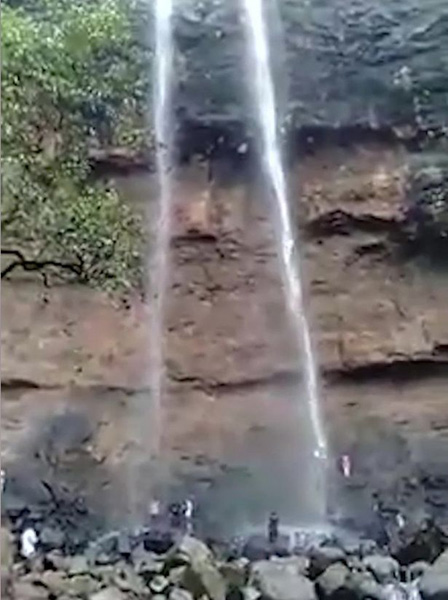 印度一男子在瀑布顶自拍 不慎失足坠落身亡