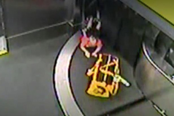 美两岁男童偷爬进机场行李传送带消失 吓坏母亲