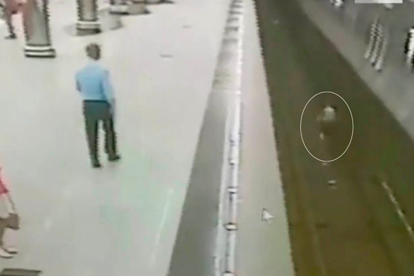 俄9岁男孩走路玩手机 不慎踏空跌下地铁站台