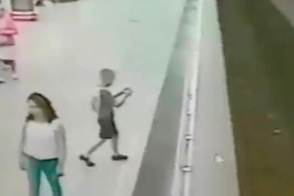 俄9岁男孩走路玩手机 不慎踏空跌下地铁站台