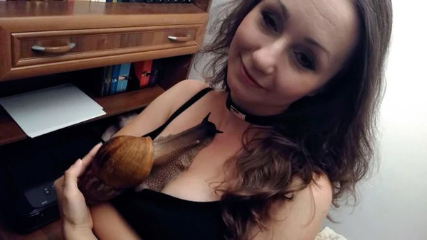 波兰女子养巨型蜗牛做宠物 不在意负面评价