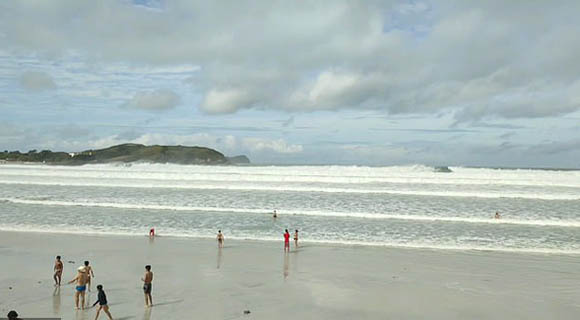 巴西里约热内卢一海滩忽遭巨浪席卷 游客惊慌失措