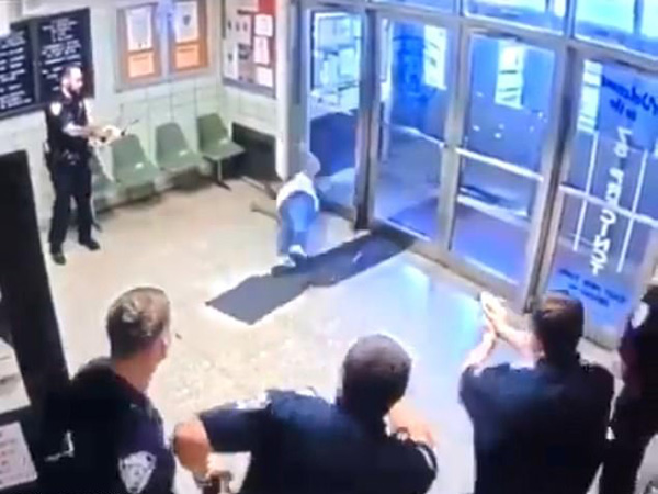 美国一男子持刀走进警察局 要求警察打死自己