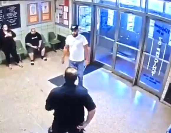 美国一男子持刀走进警察局 要求警察打死自己