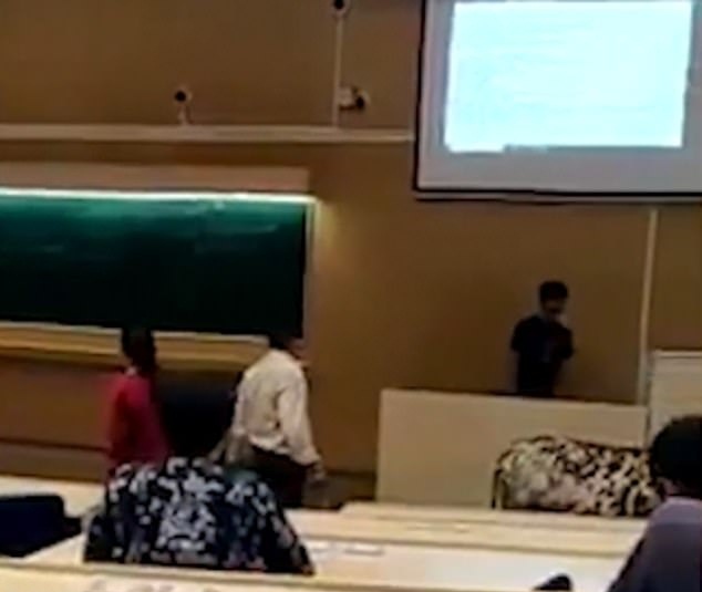 印度一头牛误入大学教室 漫步课堂惊扰学生