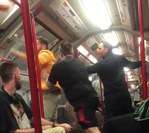 英狂热球迷地铁上兴奋大喊 乘客趁开门将其推下车