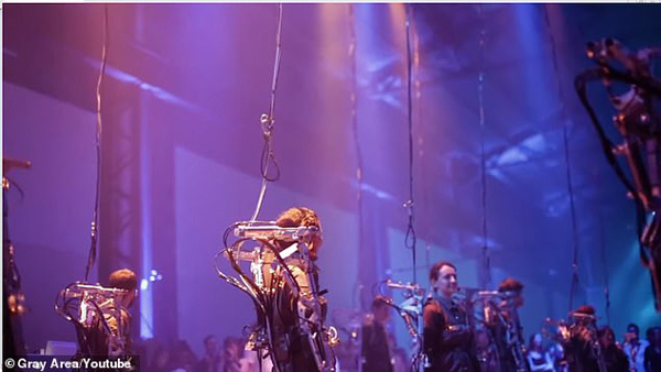 名副其实的机械舞！美一音乐节舞者穿机械骨骼“跳舞”