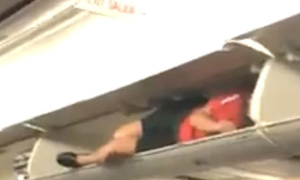美国西南航空一乘务员爬进行李架 公司称其“幽默”