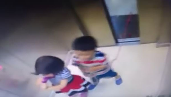土耳其一小男孩被吊电梯门上 姐姐反应迅速救下弟弟