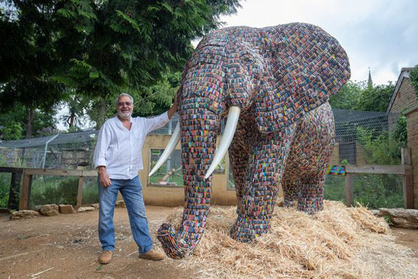 英国设计师用29649节废电池建大象雕塑 呼吁保护环境