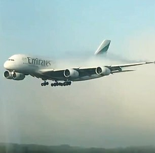 神奇！阿联酋航空一客机冲破浓雾降落英国机场