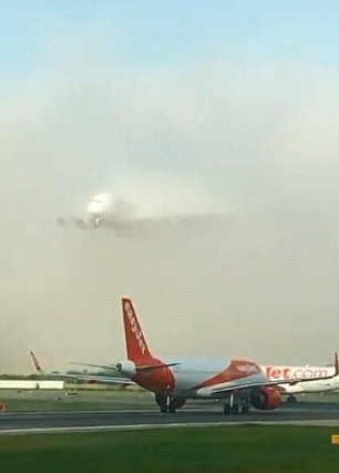 神奇！阿联酋航空一客机冲破浓雾降落英国机场