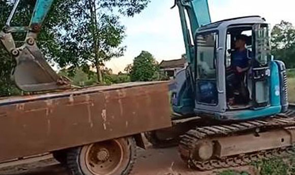 越南挖掘机司机展绝技将挖掘机装载到卡车上