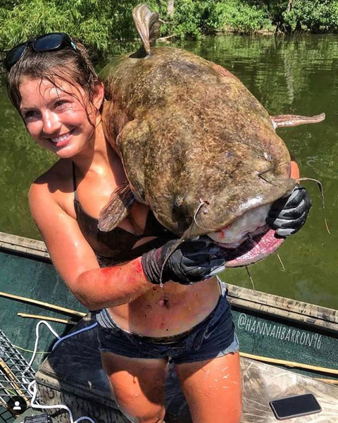 美23岁女猎人徒手抓巨型鲶鱼 用手臂当诱饵